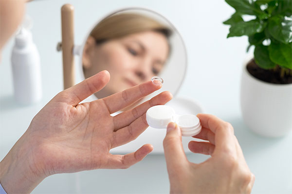 OTTICA SANTONA - Applicazione lente a contatto